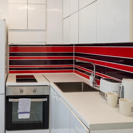 Colorful Studio With Balcony - Free Parking Apartment *