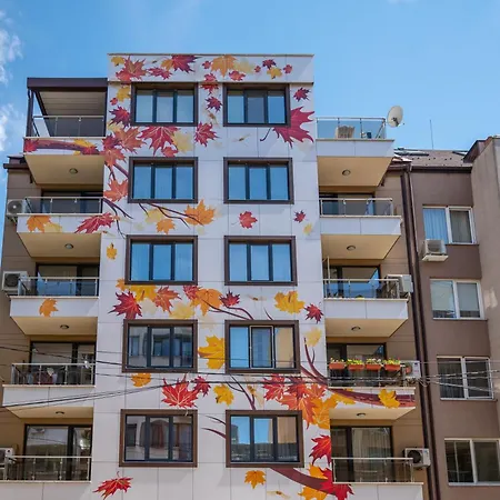 Colorful Studio With Balcony - Free Parking Apartment